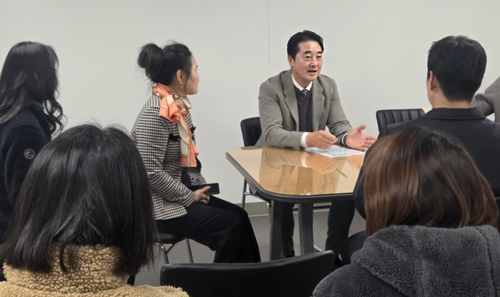 울산 남구의회 이상기 의장은 지난 7일 여천초등학교 학생들의 통학 편의와 안전을 위한 학부모 간담회를 개최한 가운데 장기간 지속되고 있는 통학로 안전 확보 민원에 대한 그간의 추진 경과를 공유하고 개선 방안을 논의했다.