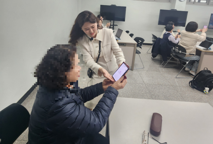 어르신들도 AI 강의에 높은 관심을 보이며, 지역에서 진행되는 교육 현장에 적극적으로 참여하고 있다.
