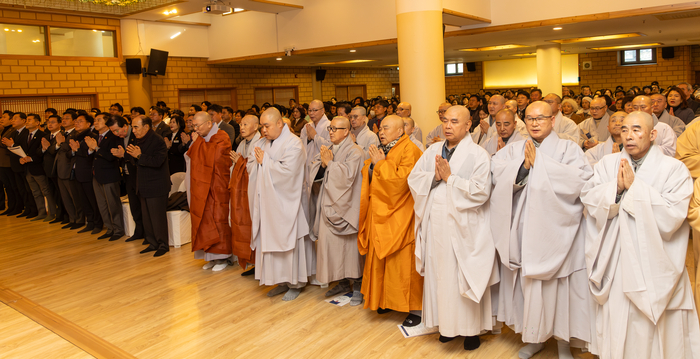 2026년 울산불교 신년인사회가 열린 12일 울산 해남사 보광당에서 울산불교종단연합회장 혜원스님, 조계종사암연합회 부회장 지선스님을 비롯한 기관단체장 및 사부대중이 삼귀의례를 하고 있다. 최지원 기자