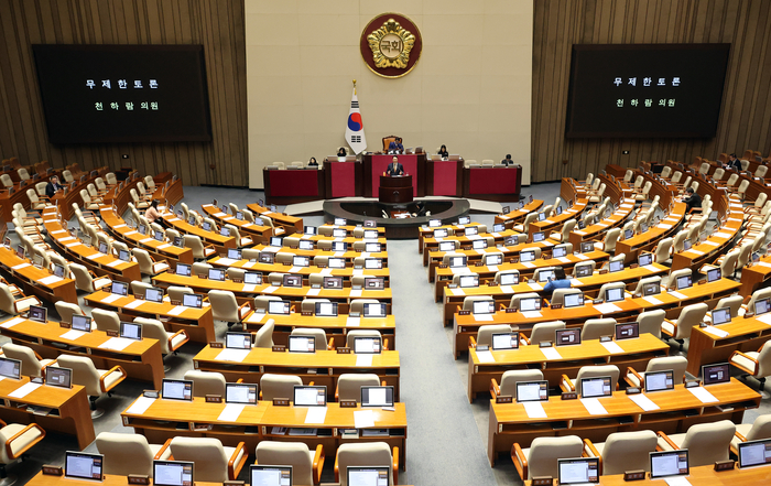 개혁신당 천하람 원내대표가 15일 국회에서 열린 2026년 1월 임시국회 1차 본회의에서 ‘윤석열ㆍ김건희에 의한 내란ㆍ외환 및 국정농단 행위의 진상규명을 위한 특별검사 임명 등에 관한 법률안’에 대해 무제한 토론하는 가운데 여야 의원들의 빈자리가 눈에 띄고 있다.  연합뉴스