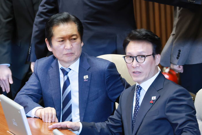 더불어민주당 정청래 대표가 16일 국회에서 열린 2026년 1월 임시국회 1차 본회의에서 김민석 국무총리와 대화하고 있다.  연합뉴스