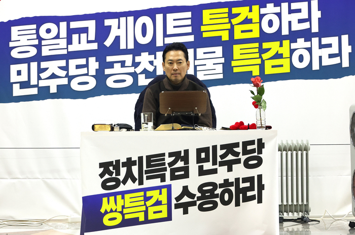 국민의힘 장동혁 대표가 18일 국회 로텐더홀에서 더불어민주당에 통일교·공천헌금 ‘쌍특검’ 수용을 요구하며 나흘째 단식 투쟁을 이어가고 있다.  연합뉴스