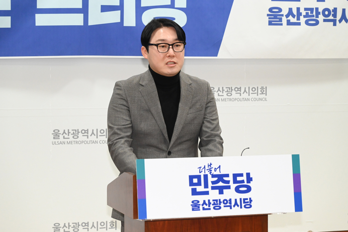 오상택 더불어민주당 울산시당 지방선거전략단장이 19일 시의회 프레스센터에서 기자회견을 열고 있다. 울산시의회 제공