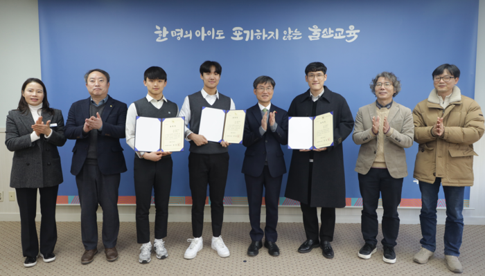 천창수 교육감이 21일 접견실에서 고헌중 김우빈 교사, 대송고 윤재준 학생, 화암고 문현서 학생에게 ‘안전 문화 확산 유공자 표창’을 수여하고 관계자들과 기념사진을 찍고있다. 울산교육청 제공