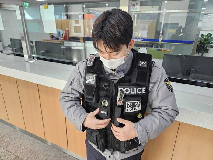 경찰조끼에 부착된 바디캠 모습.