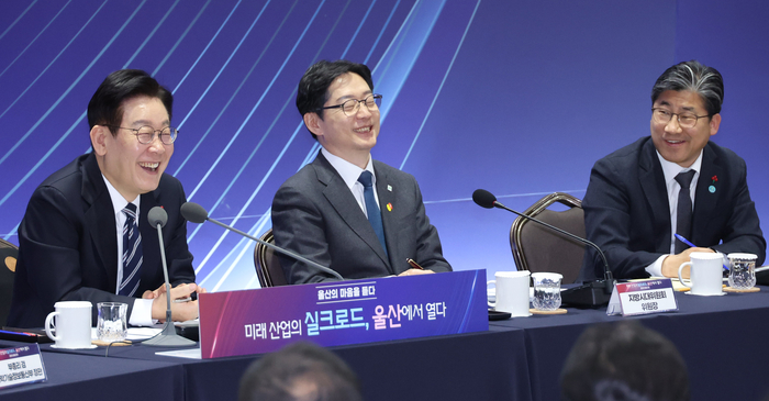 이재명 대통령이 23일 울산전시컨벤션센터에서 열린 ‘울산의 마음을 듣다’ 타운홀미팅 간담회에서 참석자 발언을 듣으며 웃고 있다. 연합뉴스