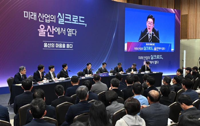 이재명 대통령은 23일 울산을 찾아 울산전시컨벤션센터(UECO)에서 ‘울산의 마음을 듣다’라는 주제로 김두겸 울산시장 등 200명의 울산 시민이 참석한 가운데 새해 첫 타운홀미팅을 개최했다. 울산사진공동취재단