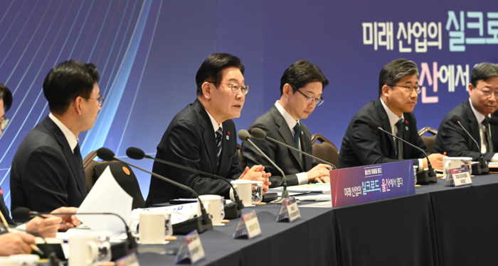 이재명 대통령은 23일 울산을 찾아 울산전시컨벤션센터(UECO)에서 ‘울산의 마음을 듣다’라는 주제로 김두겸 울산시장 등 200명의 울산 시민이 참석한 가운데 새해 첫 타운홀미팅을 개최했다. 울산사진공동취재단