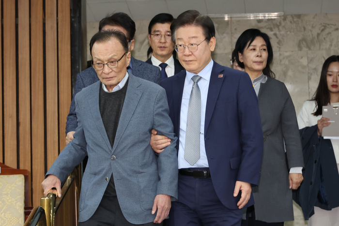 국무총리를 지낸 이해찬 민주평화통일자문회의 수석부의장이 25일 베트남에서 치료 중 별세했다고 민주평통이 밝혔다. 향년 73세. 사진은 2024년 11월 13일 국회에서 당시 이해찬 상임고문이 더불어민주당 이재명 대표와 함께 외교안보통일자문회의 출범식에 참석하는 모습. 연합뉴스
