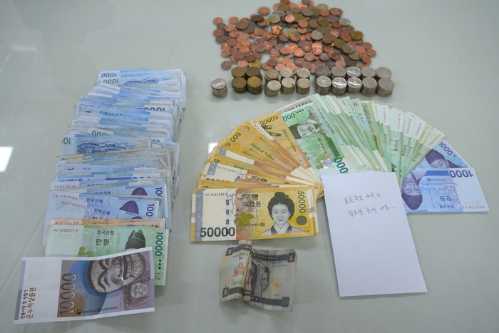 대한적십자사 울산광역시지사는 28일 울주군 상북면행정복지센터 내에 설치된 대한적십자사 모금함에 익명의 기부자가 직접 쓴 편지와 245만2,000원의 현금이 담긴 봉투를 발견했다. 기부된 금액은 기부자의 뜻에 따라 울주군 상북면 내 조손가정 등 위기가정 지원을 비롯한 적십자 인도주의 사업을 위해 사용될 예정이다.