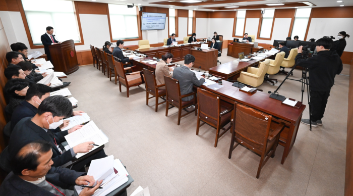 울산시의회 행정자치위원회(위원장 이장걸)는 28일 시의회 행정자치위원회 회의실에서 시민안전실 소관 2026년도 주요업무보고 청취의 건 및 울산광역시 중대재해 예방 및 관리에 관한 조례안 등을 심사했다. 울산시의회 제공