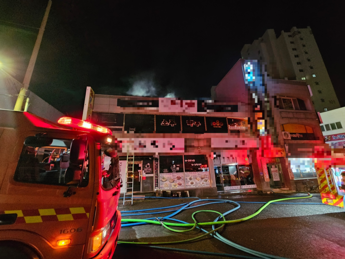 2일 오전 1시 57분께 울산 동구 방어동의 한 2층짜리 상가건물 2층 라이브카페에서 불이 났다. 울산소방본부 제공