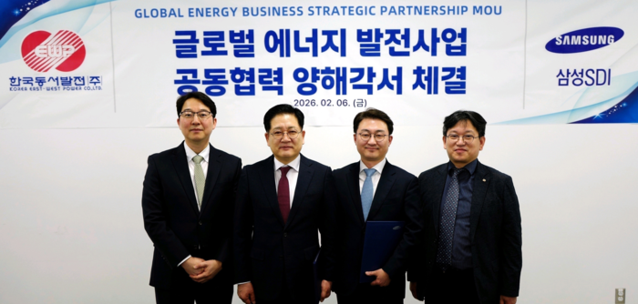 6일(현지시간) SPE에서 열린 ‘글로벌 에너지 발전사업 공동협력 양해각서 체결식’을 진행했다. 왼쪽부터 김윤재 SPE 법인장 부사장, 권명호 한국동서발전 사장, 김헌준 삼성SDI 미주법인장 부사장, 김용현 한국동서발전 사업본부장 전무. 삼성SDI 제공