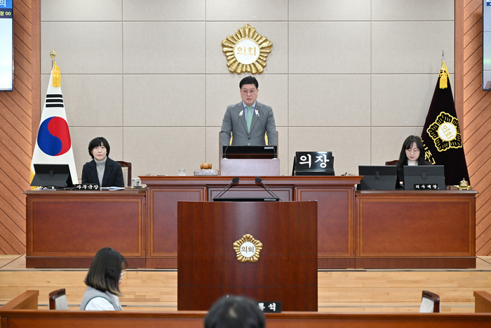 울산 중구의회(의장 박경흠)는 9일 본회의장에서 제279회 임시회 제2차 본회의를 열고 11일간의 의사일정을 마무리지었다. 중구의회 제공