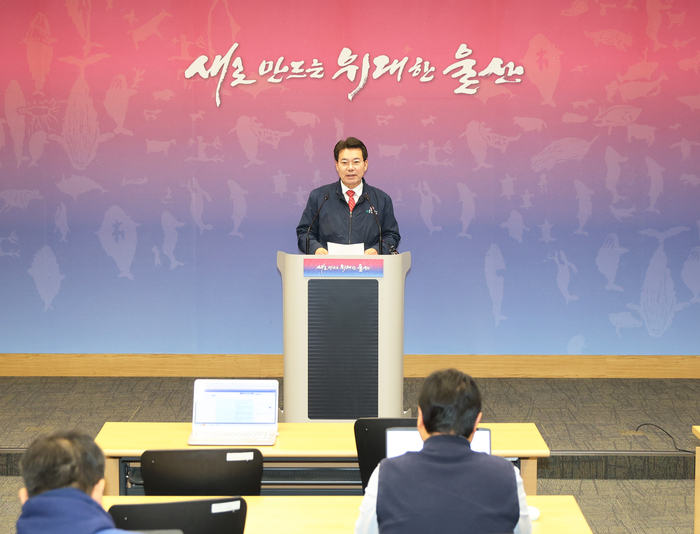 임현철 울산시 대변인이 11일 울산시청 프레스센터에서 울산 광역형 비자 시범사업 관련 언론 브리핑을 열고 운영 내용을 설명하고 있다. 울산시 제공