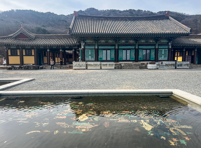 통도사 서운암 장경각 앞에는 성파스님이 옻칠로 표현한 반구대 암각화 작품이 물속에 잠겨 전시되고 있다. 이수화 기자