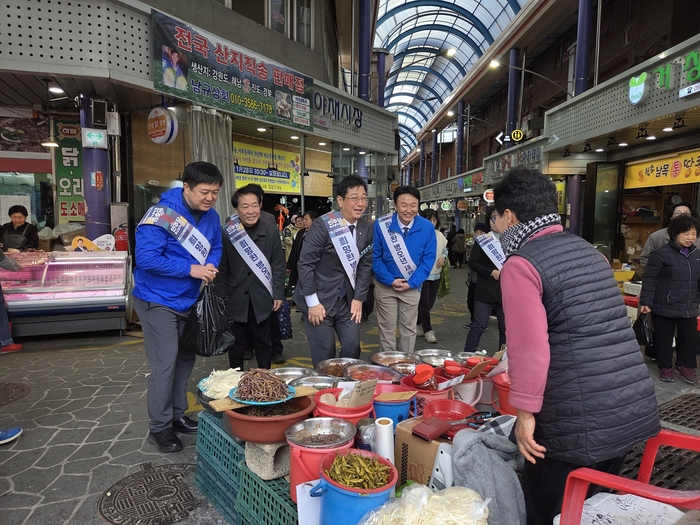 설 민심 청취중인 김태선 더불어민주당 시당 위원장. 민주당 시당 제공