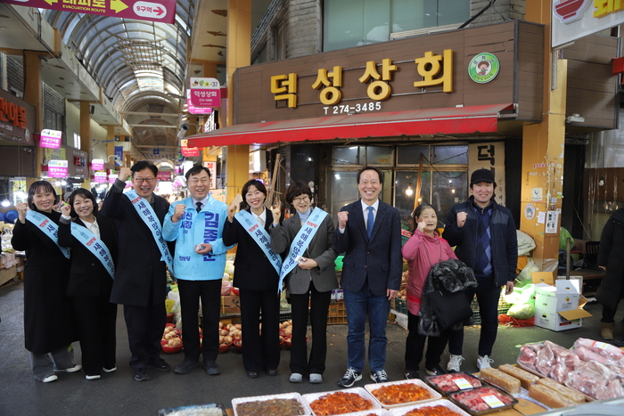설 민심 청취중인 방석수 진보당 울산시당 위원장. 진보당 시당 제공