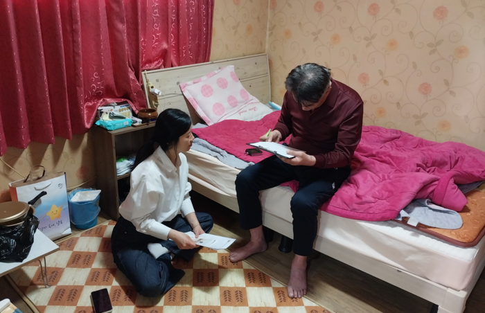 울산 남구가 위기가구를 방문해 복지를 지원하고 있다. 남구 제공