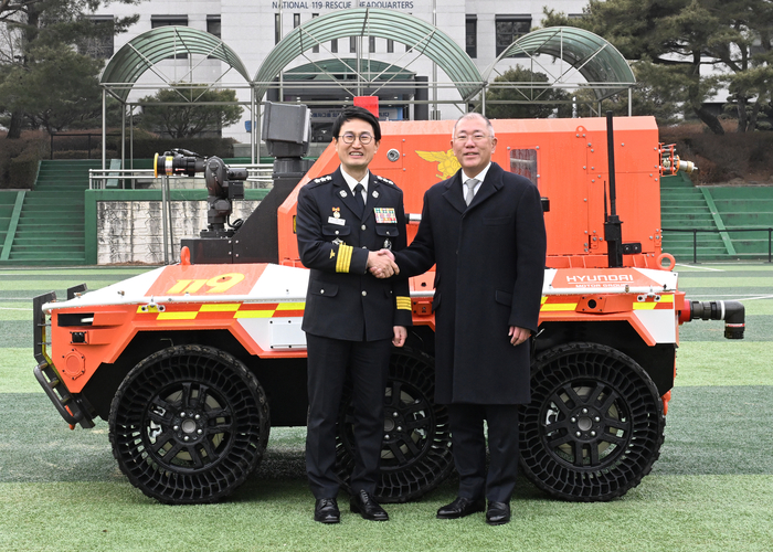소방청 김승룡 소방청장 직무대행과 현대차그룹 정의선 회장이 무인소방로봇과 함께 기념 촬영을 하고 있는 모습. 현대차그룹 제공