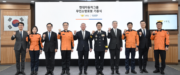 (왼쪽부터) 현대차그룹 김동욱 부사장, 소방청 한선 장비기술국장 직무대리, 현대로템 이용배 사장, 소방청 이진호 기획조정실장, 현대차그룹 정의선 회장, 소방청 김승룡 소방청장 직무대행, 현대차그룹 성 김 사장, 소방청 김수환 중앙119구조본부장, 현대로템 조형준 전무, 소방청 최용철 경기도소방재난본부장 직무대리 등 주요 참석자들이 기념 촬영을 하고 있다. 현대차그룹 제공