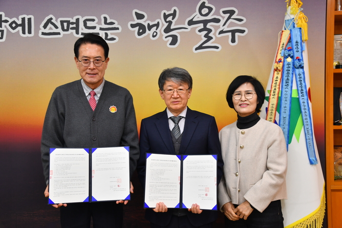 울산 울주군이 지난달 27일 군청 소회의실에서 이순걸 군수와 이윤구 의료인 등이 참석한 가운데 지역보건의료서비스 업무대행 의사 계약을 체결했다. 울주군 제공