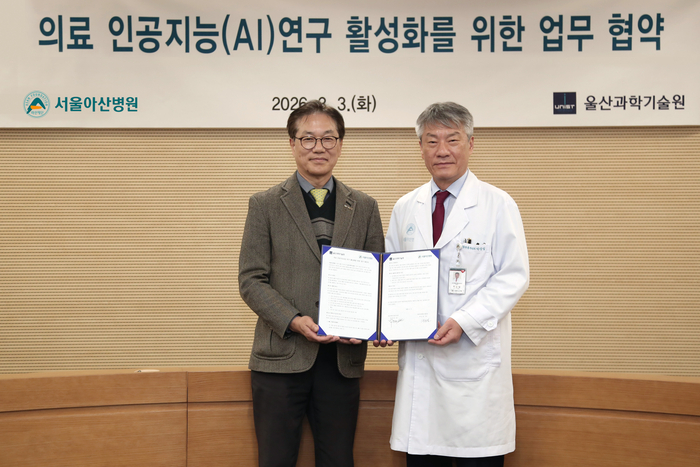3일 서울아산병원 동관 대회의실에서 열린 ‘의료 AI 연구 활성화를 위한 업무 협약’ 체결식에서 (왼쪽부터) 박종래 UNIST 총장, 박승일 서울아산병원장이 기념촬영을 하고 있다. UNIST 제공
