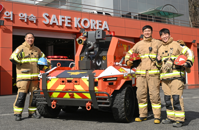 현대자동차그룹이 소방청과 함께 개발한 무인소방로봇을 소개하는 영상 ‘A Safer Way Home: 우리는 모두 집으로 돌아가야만 합니다’를 공개했다. (왼쪽부터)무인소방로봇을 실제 운용하고, 영상속 주인공으로 등장하는 중앙 119 구조본부 임팔순 구조대장, 전준영 주임, 황정민 반장. 현대차그룹 제공