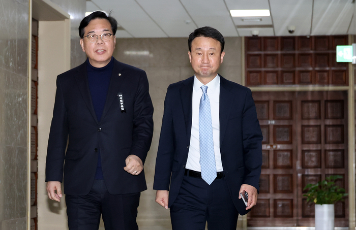 더불어민주당 한병도 원내대표와 국민의힘 송언석 원내대표가 3일 국회 운영위원장실에서 회동하기 위해 나란히 이동하고 있다. 연합뉴스