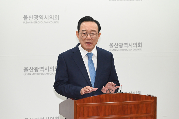 송철호 전 울산시장은 3일 시의회 프레스센터에서 기자회견을 열어 “깊은 숙고 끝에 시장 예비후보직을 내려 놓기로 했다”고 밝혔다. 울산시의회 제공