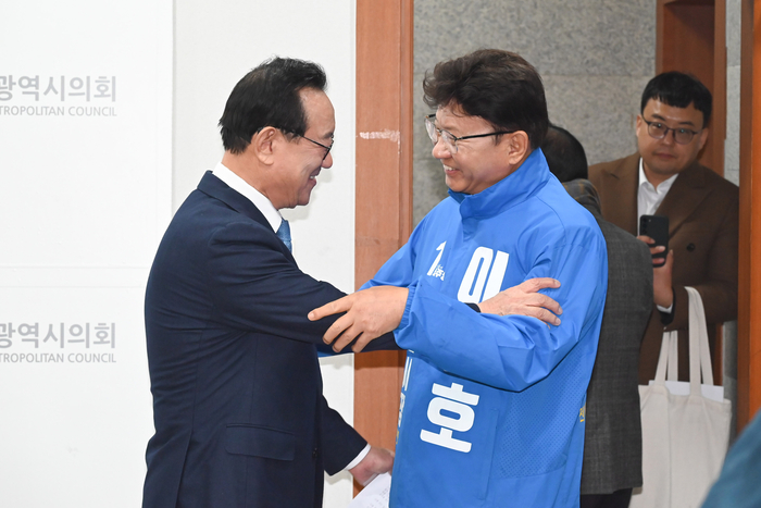 3일 시의회프레스센터에서 송 전 시장의 예비후보 사퇴 선언과 이에 대한 이선호 예비후보의 입장발표 기자회견 사이에 만난 두명이 인사를 나누고 있다. 울산시의회 제공