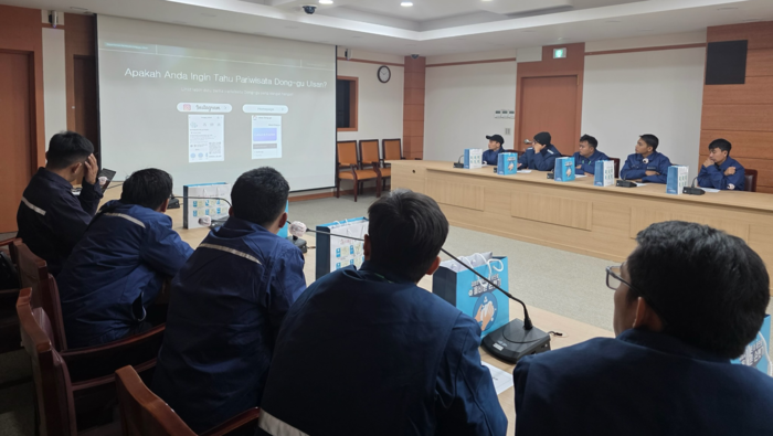 울산 동구는 9일 동구청에서 신규 입국한 인도네시아 국적 외국인 근로자 10명을 대상으로 지역 정착을 돕기 위한 ‘슬기로운 동구 생활’ 설명회를 개최했다. 동구 제공