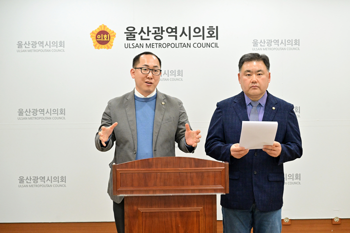 울산시의회 손근호 의원과 북구의회 박재완 의원이 10일 울산시의회 프레스센터에서 기자회견을 열고 울산교육청의 중학교 배정 개선안이 북구 송정지구에는 오히려 독이 될 것이라며 보완책을 마련해달라고 촉구하고 있다. 울산시의회 제공