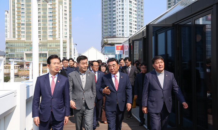‘울산 세계음식문화관 개관식’이 10일 울산교 상부에서 열린 가운데 김두겸 울산시장, 이성룡 울산시의회 의장, 김영길 울산 중구청장 및 관계자 등이 시설을 살펴보고 있다. 이수화 기자
