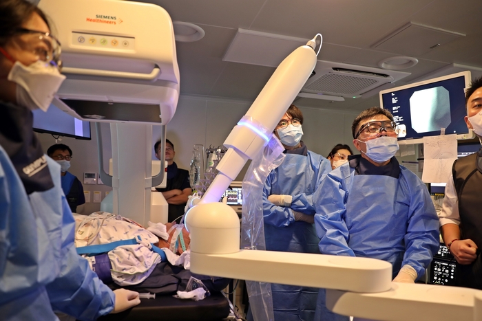 울산대학교병원이 작년 국내 최초로 도입한 차세대 로봇 기관지내시경 시스템 ‘아이온(Ion)’ 시술 100례를 국내 최초로 달성했다고 11일 밝혔다. 울산대병원 제공