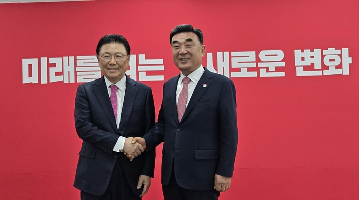 6·3 지방선거 울산시장에 도전하는 김두겸 울산시장(오른쪽)과 박맹우 전 울산시장이 12일 여의도 국민의힘 중앙당사에서 열린 광역단체장 후보 면접에 앞서 기념 촬영하고 있다. 백주희 기자