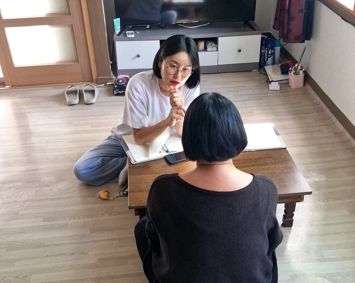 울산 남구가 위기 가구를 방문해 고난도 사례관리를 진행하는 모습. 남구 제공