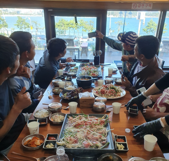 울산 동구 일산동의 한 식당에서 식사를 하고 있는 외국인들의 모습.