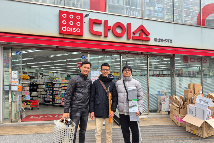 울산 동구 일산동의 다양한 생필품을 파는 마트 앞에서 만난 외국인들.