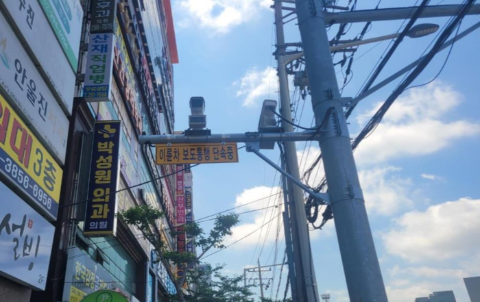 울산 중구 병영사거리에 설치된 이륜차 보도 통행 단속장비. 울산경찰청 제공