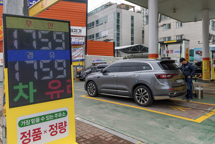 석유 최고가격제 시행 사흘째인 15일 평균 주유소 기름값이 하락세를 이어가고 있는 가운데 울산 울주군의 한 주유소에서 시민들이 주유를  하고 있다. 최지원 기자