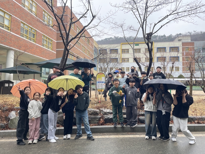 삼정초 5학년 학생들이 18일 운동장 텃밭에서 사스카툰 베리 묘목을 심고 기념사진을 찍고있다. 울산교육청 제공