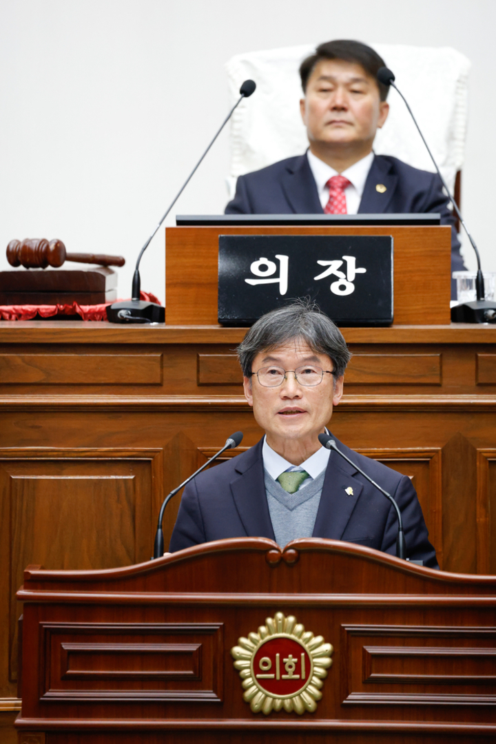 19일 울산시의회 본회의장에서 열린 ‘제262회 임시회 제2차 본회의’에서 천창수 울산교육감이 의결 사항과 관련해 인사말을 하고 있다. 이수화 기자