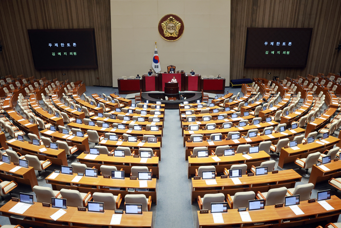 국민의힘 김예지 의원이 22일 국회에서 열린 3월 임시국회 2차 본회의에서 전날 상정된 ‘윤석열 정권 정치검찰 조작기소 의혹 사건 진상규명 국정조사계획서 승인의 건’에 대해 무제한 토론을 하고 있다. 연합뉴스