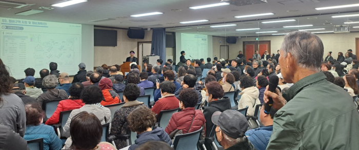 울산 중구는 지난 19일 오후 7시 학성동 행정복지센터에서 ‘학성동 재개발사업 정비구역 지정 및 정비계획 수립(안)’에 대한 주민설명회를 개최했다. 한 주민이 사업과 관련해 질문하고 있다.
