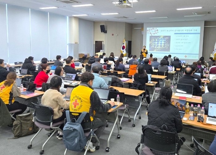 대한적십자사 울산광역시지사(회장 채종성)는 지난 21일 응급처치 강사 58명을 대상으로 강의 능력 향상을 위한 역량강화 교육을 개최했다.