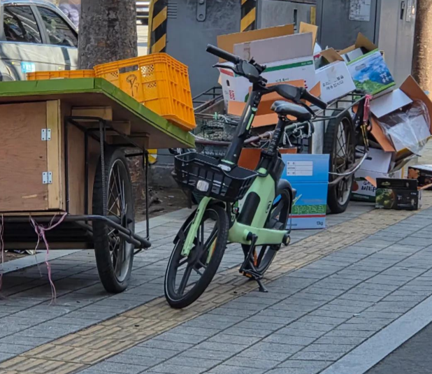 울산 남구의 한 보도 위로 각종 장애물들이 놓여있다. 독자 제공