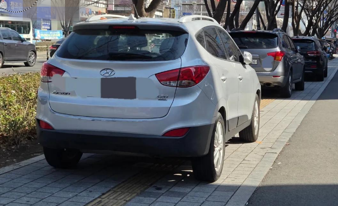 울산 남구의 한 보도 위에 차량이 주차돼 점자블록을 가로막고 있다. 독자 제공