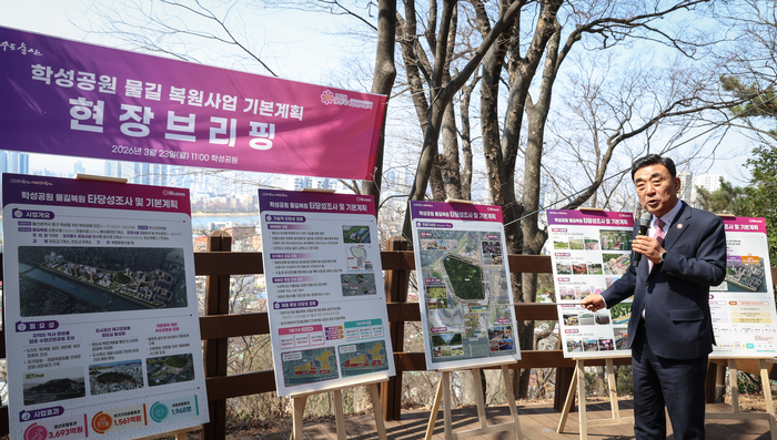 김두겸 울산시장이 23일 울산 중구 학성공원 정상에서 ‘학성공원 물길 복원사업 타당성 및 기본계획 용역 결과’에 대한 언론 브리핑을 진행하고 있다. 이수화 기자