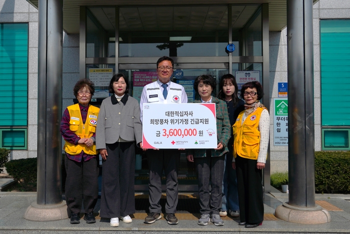 적십자사 울산광역시지사는 26일 상북면행정복지센터에서 갑작스러운 위기상황으로 어려움을 겪고있는 취약가정을 돕기 위한 긴급지원금 360만원을 전달했다. 대한적십자사 울산지사 제공